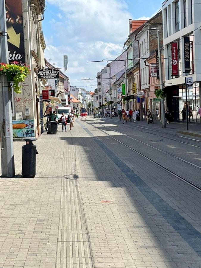 De Luxe 4 May Plaza Pozsony Kültér fotó