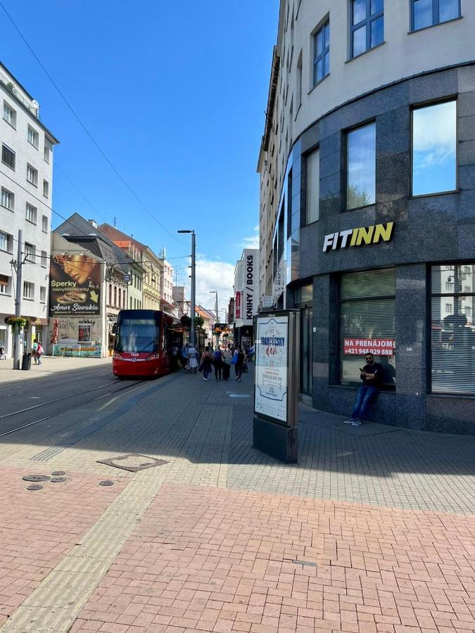 De Luxe 4 May Plaza Pozsony Kültér fotó